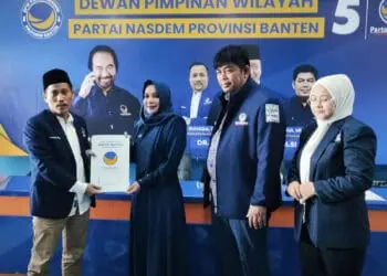 Ratu Ageng Rekawati (kedua dari kiri), mengambil dua formulir pendaftaran di DPW NasDem Banten, pertama formulir Bakal Calon Gubernur dan Wakil Gubernur Banten. (LUTHFI/SATELITNEWS.COM)