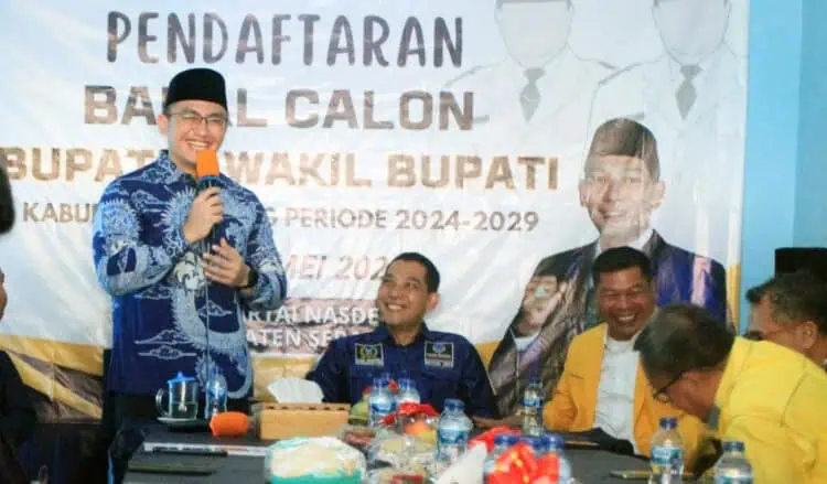 Andika Hazrumy, kembalikan formulir penjaringan di DPC NasDem Kabupaten Serang. (SIDIK/SATELITNEWS.COM)