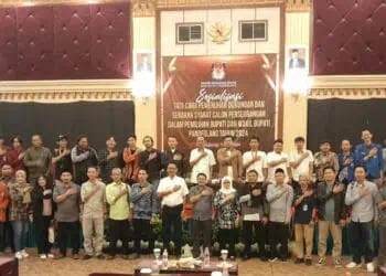 Komisioner KPU Kabupaten Pandeglang, berfoto bersama usai menggelar sosialisasi Pendaftaran dan Tahapan Pilkada Calon Perseorangan. (ISTIMEWA)