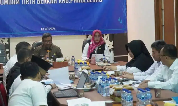 Perumdam Tirta Berkah Kabupaten Pandeglang, menggelar rapat terbatas membahas laba. (ADIB FAHRIE/SATELITNEWS.COM)