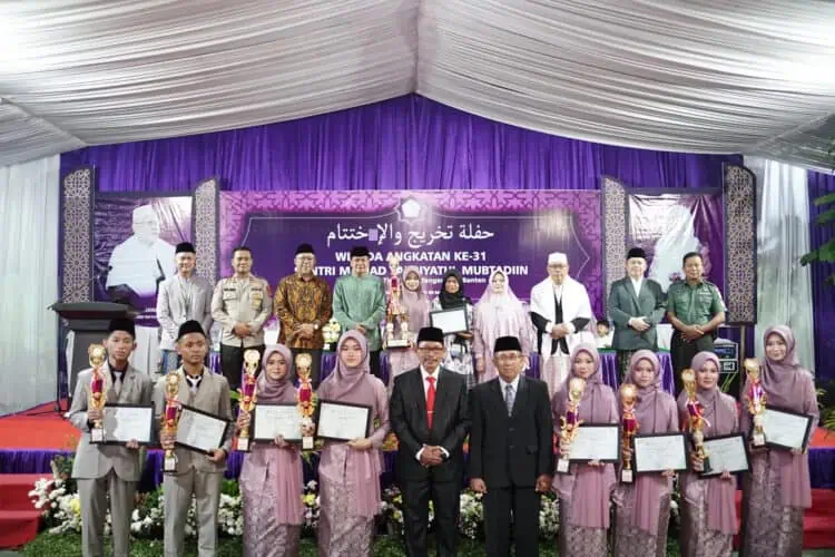 81 Santri Ponpes Tarbiyatul Mubtadiin Angkatan ke-31 Diwisuda, Dimeriahkan Pentas Seni