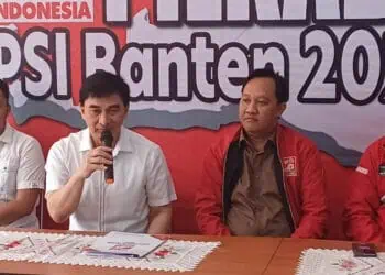 Ahmad Dimyati Natakusuma seusai mendaftarkan diri sebagai bakal calon Gubernur Banten di PSI. (iSTIMEWA)