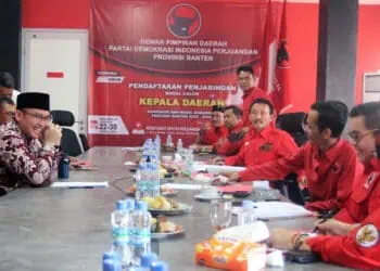 Andika Hazrumy (kiri) di kantor DPD PDIP Provinsi Banten. (ISTIMEWA)