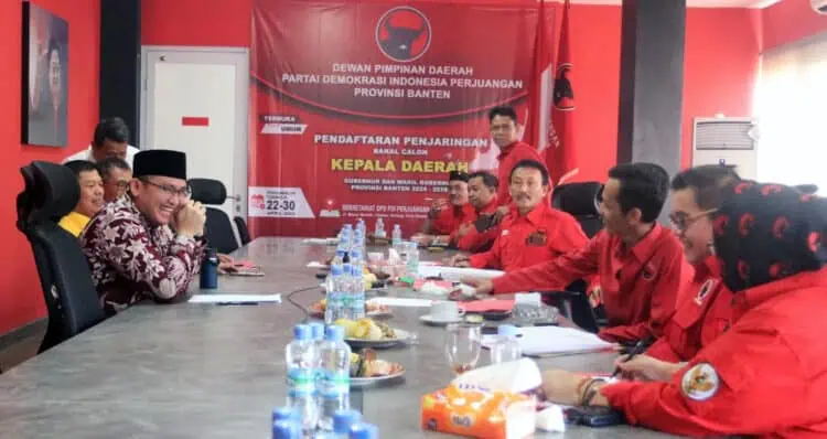 Andika Hazrumy (kiri) di kantor DPD PDIP Provinsi Banten. (ISTIMEWA)