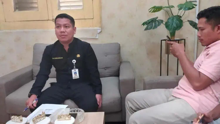 Kepala Bidang Penagihan Verifikasi dan Pemeriksaan Bapenda Kabupaten Serang, Nizamudin Muluk memberikan penjelasan menganai pajak yang belum dibayar perusahaan penambangan pasir. (SIDIK/SATELIT NEWS)