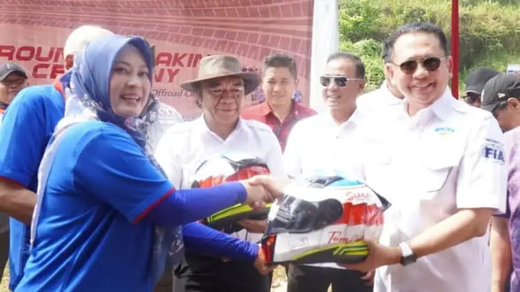 Bupati Pandeglang Irna Narulita, menerima cenderamata di acara Ground Breaking Ujung Kulon Raceway Internasional Sircuit, Sabtu (11/5/2024). (ISTIMEWA)