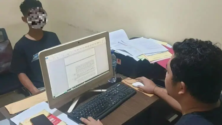 Seorang pelaku Curanmor diperiksa penyidik, Satreskrim Polres Pandeglang. (ISTIMEWA)
