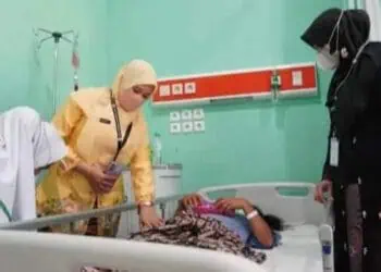 Perawat dan petugas RSUD Berkah Pandeglang, memeriksa pasien yang dirawat, beberapa waktu lalu. (ISTIMEWA)