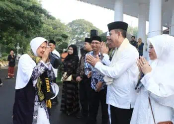Sekda Kabupaten Serang Nanang Supriatna, melepas keberangkatan Calon Jemaah Haji (Calhaj), di halaman Pendopo Bupati Serang. (ISTIMEWA)
