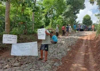 Sejumlah warga Desa Cinoyong, Kecamatan Carita, Kabupaten Pandeglang, sedang memperbaiki jalan secara swadaya. (ISTIMEWA)