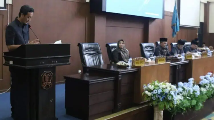 Ketua Bapemperda DPRD Kabupaten Pandeglang, Erin Fabiana Ansori, membacakan nota Raperda Inisiatif, Rabu (15/5/2024). (ADIB FAHRIE/SATELITNEWS.COM)