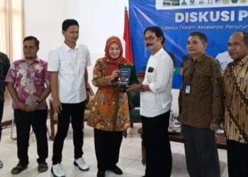 Bupati Pandeglang Irna Narulita, menerima cenderamata dari Panitia Diskusi Publik, Kamis (16/5/2024). (ADIB FAHRIE/SATELITNEWS.COM)