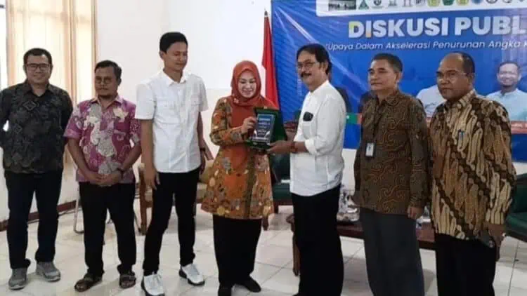 Bupati Pandeglang Irna Narulita, menerima cenderamata dari Panitia Diskusi Publik, Kamis (16/5/2024). (ADIB FAHRIE/SATELITNEWS.COM)