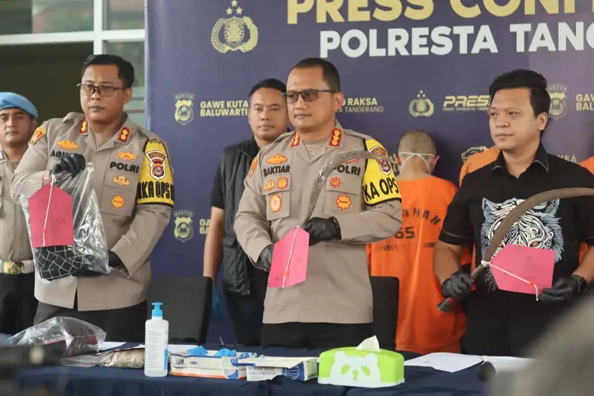 Dua Kelompok Terlibat Tawuran, 1 Orang Luka Bacok, 4 Orang Ditangkap Polresta Tangerang Dua Kelompok Terlibat Tawuran, 1 Orang Luka Bacok, 4 Orang Ditangkap Polresta Tangerang