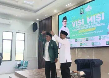JAS PKB: Terlihat panitia desk Pilkada pada PKB Kabupaten Tangerang, Ahmad Baidowi sedang memakaikan jas kebanggaan PKB yang berwarna hijau, kepada salah satu bakal calon Bupati Tangerang Maesyal Rasyid, setelah menyampaikan pemaparan visi-misi, Sabtu (18/5). (ALFIAN HERIANTO/SATELIT NEWS)