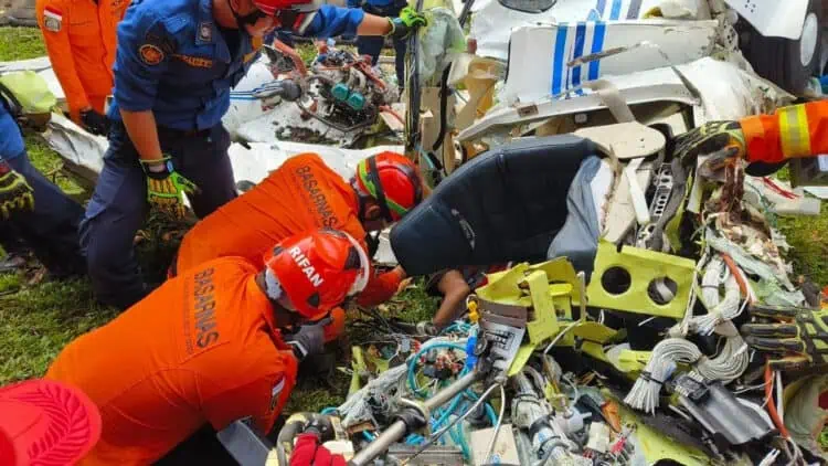 Pesawat Jatuh di Tengah Hujan Lebat