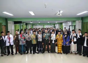 Danrem 064/Maulana Yusuf Brigjen Firman Sjahrial Agustus (Tengah) bersama jajaran pengurus FSPP Provinsi Banten dan tamu undangan saat foto Bersama usai pengukuhan pengurus FSPP Banten periode 2024-2029, Senin (20/5/2024). (LUTHFI/SATELITNEWS.COM)