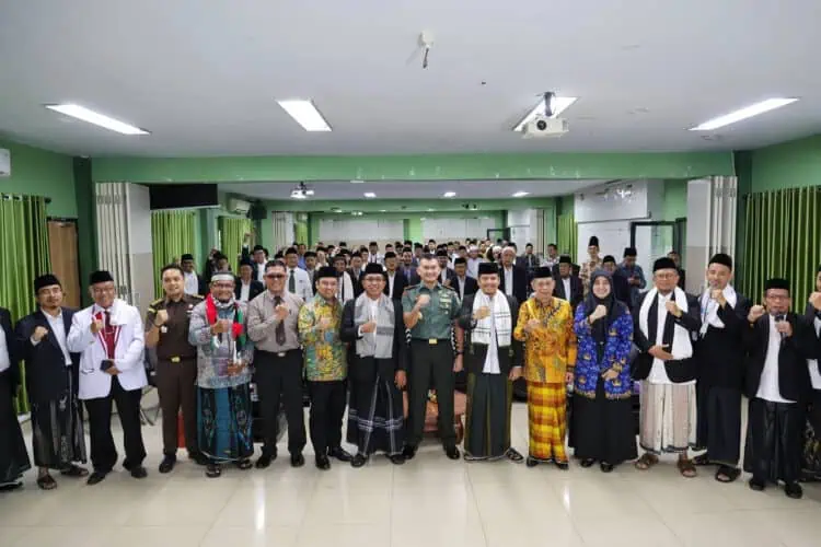 Danrem 064/Maulana Yusuf Brigjen Firman Sjahrial Agustus (Tengah) bersama jajaran pengurus FSPP Provinsi Banten dan tamu undangan saat foto Bersama usai pengukuhan pengurus FSPP Banten periode 2024-2029, Senin (20/5/2024). (LUTHFI/SATELITNEWS.COM)