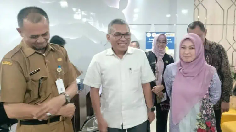 Kepala BP2P Kementerian PUPR, Teddy Paul H Siagian, meninjau MPP Kabupaten Pandeglang, didampingi Bupati Pandeglang Irna Narulita, Selasa (21/5/2024). (ADIB FAHRIE/SATELITNEWS.COM)