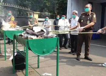 DIBAKAR: Kegiatan pemusnahan barang bukti di halaman Kantor Kejaksaan Negeri (Kejari) Kabupaten Tangerang, Pusat Pemkab Tangerang, Tigaraksa, Rabu (22/5/2024). (ALFIAN HERIANTO)