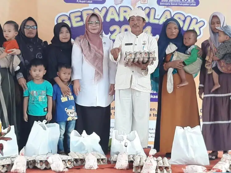 Camat Leuwidamar, Kabupaten Lebak, Arsid, saat menyalurkan bantuan kepada masyarakat sebagai penerima manfaat, dari program penurunan stunting.(DOKUMEN/SATELITNEWS.COM)