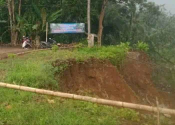 Jalan Cilabanbulan Pandeglang Belum Diperbaiki, Warga Pasang Spanduk Protes