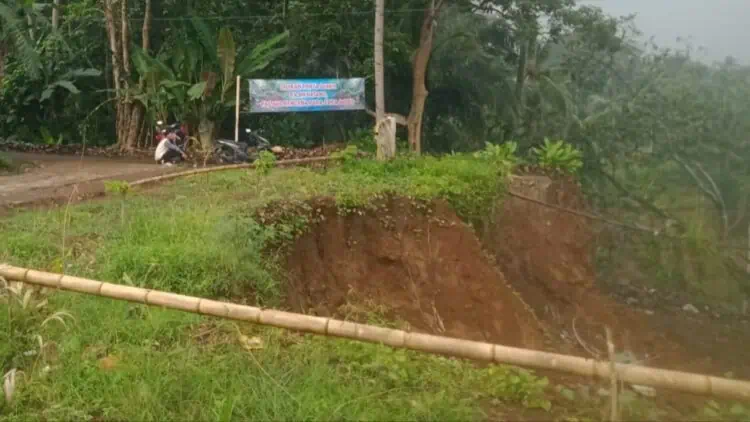 Jalan Cilabanbulan Pandeglang Belum Diperbaiki, Warga Pasang Spanduk Protes