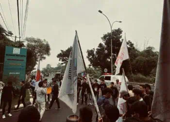 Mahasiswa melakukan unjuk rasa mendesak Kejati Banten menangkap aktor utama alih fungsi Situ Rancagede. (LUTFI/SATELITNEWS)
