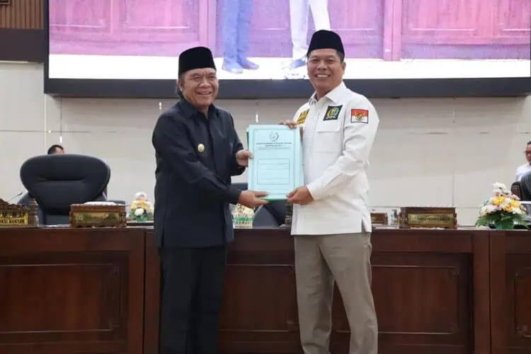 PJ Gubernur Banten Al Muktabar menerima dokumen pandangan umum fraksi dari Wakil Ketua DPRD Banten Fahmi Hakim, atas nota pengantar Gubernur mengenai Rancangan Peraturan Daerah (Raperda) tentang Pertanggungjawaban Pelaksanaan Anggaran Pendapatan dan Belanja Daerah (APBD) Tahun Anggaran 2023. (LUTHFI/SATELITNEWS.COM)