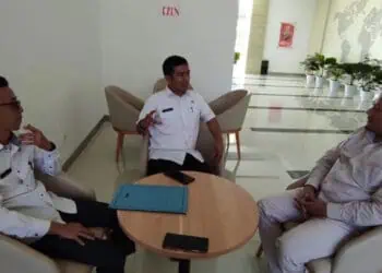 Pegawai Bapenda Kabupaten Serang, tengah melakukan penagihan PBB ke perusahaan. (SIDIK/SATELITNEWS.COM)