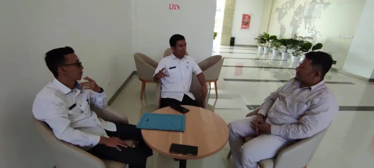 Pegawai Bapenda Kabupaten Serang, tengah melakukan penagihan PBB ke perusahaan. (SIDIK/SATELITNEWS.COM)