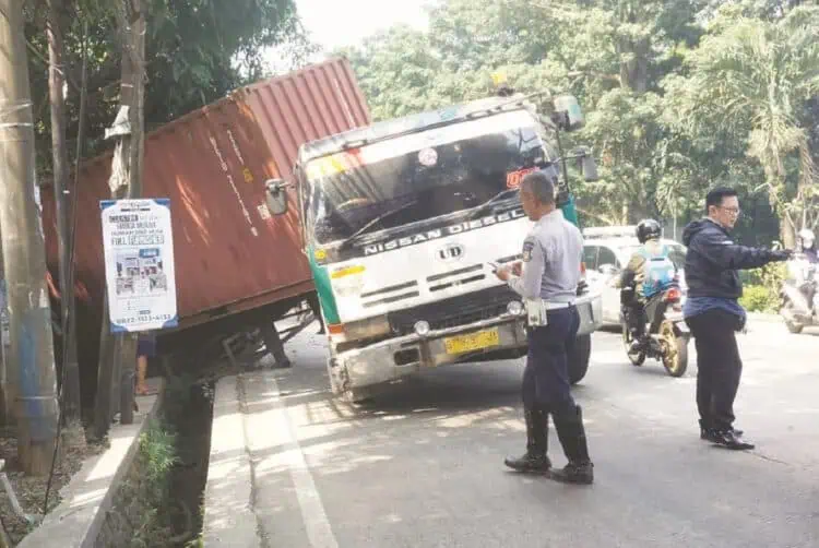 Truk Terperosok Akibat Rem Blong di Serpong