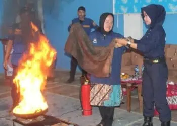 Petugas BPBDPK Kabupaten Pandeglang, melakukan simulasi pemadaman api (kebakaran). (DOKUMEN/SATELITNEWS.COM)