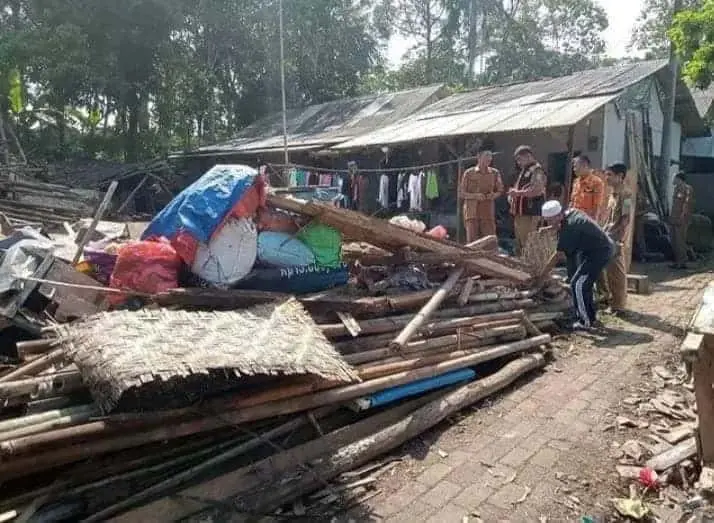 Sekeluarga Nyaris Tertimpa Reruntuhan Rumah di Kaduhejo Pandeglang