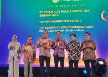 Dani Kusumah, Kepala CSR Indah Kiat Serang Mill, menerima piala penghargaan Top CSR Award 2024. (ISTIMEWA)