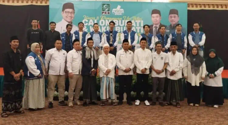 Balonbup Pandeglang, Iing Andri Supriadi (tengah), berfoto bersama dengan jajaran pengurus DPC PKB Kabupaten Pandeglang, beserta relawan, Sabtu (11/5/2024). (MARDIANA/SATELITNEWS.COM)