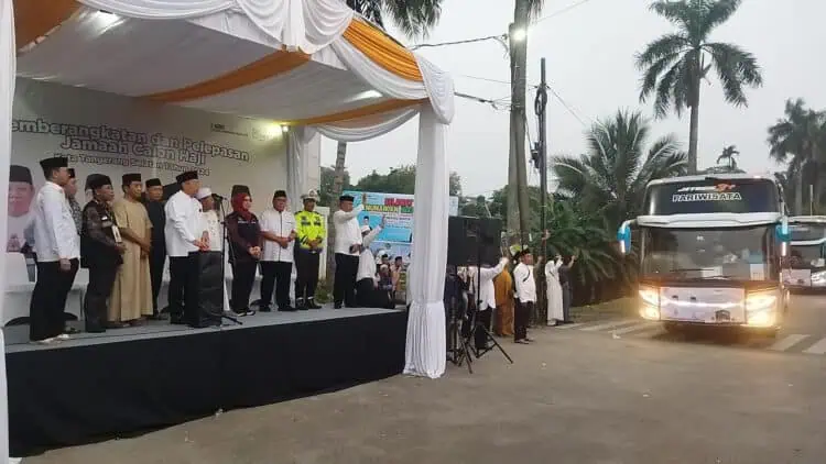Benyamin Davnie Lepas Ratusan Jemaah Haji Kloter Pertama
