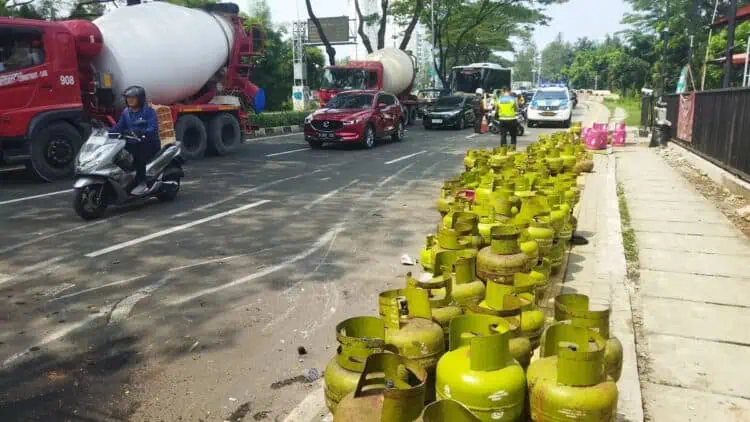 Truk Pengangkut Terguling, Ratusan Tabung Gas Melon Berhamburan di Serpong