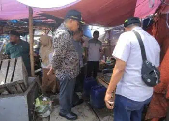 Bangli PKL di Atas Saluran Air Picu Genangan di Pasar Mambo