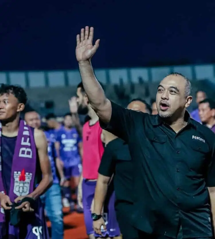 Ahmed Zaki Iskandar melambaikan tangan kepada pendukung Persita Tangerang. (INSTAGRAM PERSITA)