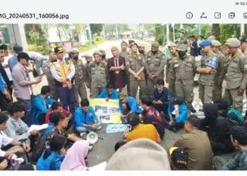 Truk Tanah Berkeliaran di Luar Jam Operasional, Mahasiswa Demo Kantor Wali Kota Tangsel