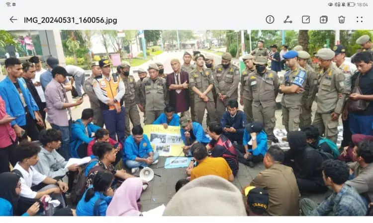 Truk Tanah Berkeliaran di Luar Jam Operasional, Mahasiswa Demo Kantor Wali Kota Tangsel