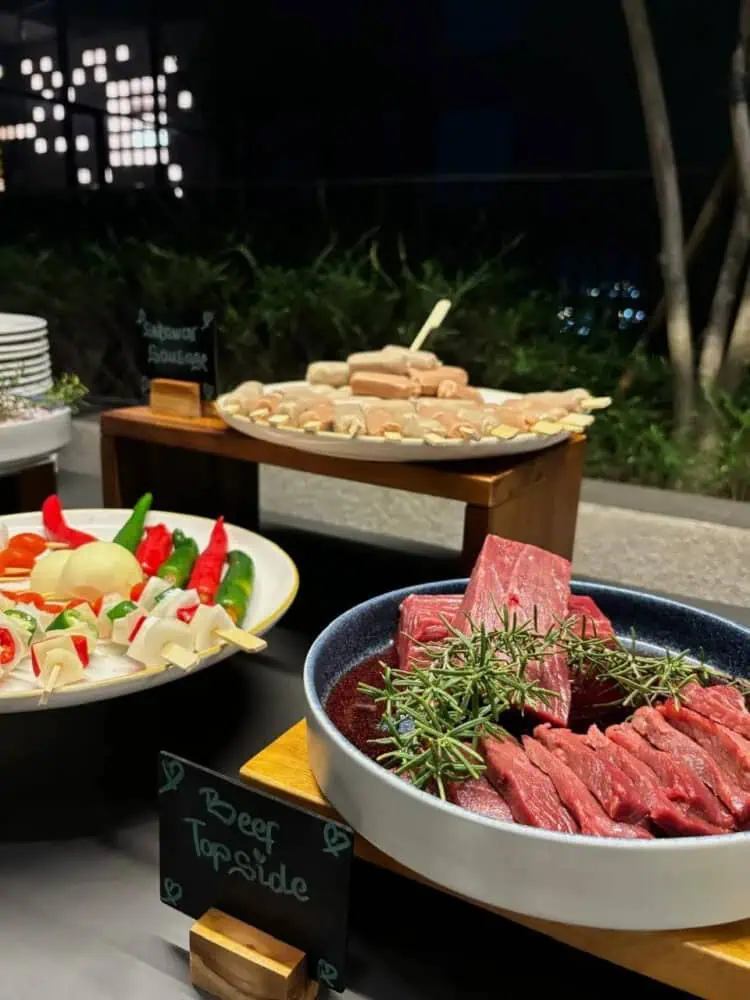 Sambut Akhir Pekan Dengan Kenikmatan BBQ Buffet Sizzle & Smoke Di Rooftop VIVERE Hotel, ARTOTEL Curated