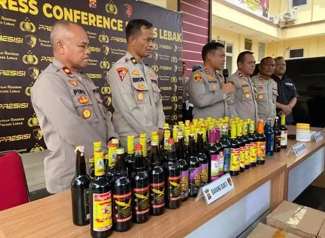 Operasi Pekat Polisi Sita 1.800 Botol Miras di Lebak