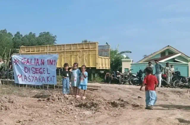 Dianggap Merugikan, Warga Citeras Lebak Segel Galian Pasir