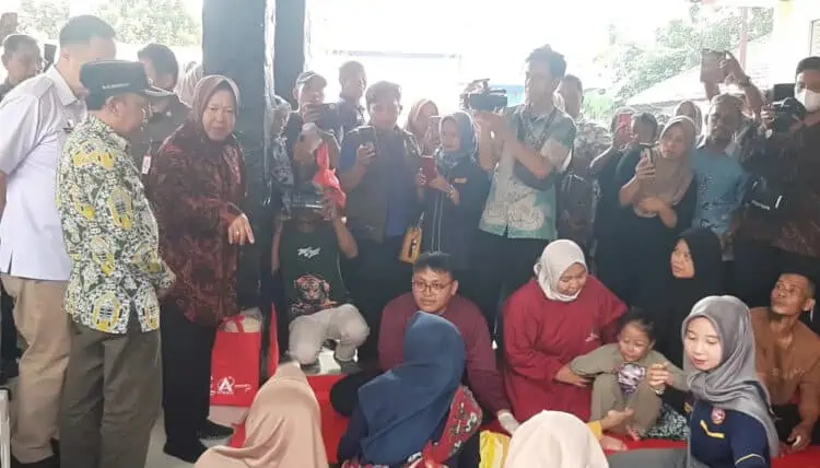 Menteri Sosial RI Tri Rismaharini saat meninjau langsung beberapa balita yang mengalami penyakit Mikrosefalus, pada acara Baksos Mensos di Kantor Kecamatan Cipanas, Kabupaten Lebak, Jumat (14/6/2024). (MULYANA)