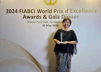 TERIMA PENGHARGAAN: CEO Residential Partnership Sinar Mas Land Djuili Alman mewakili Sinar Mas Land menerima penghargaan Silver Winner Sustainable Development dalam ajang The 2024 FIABCI World Prix d'Excellence Awards, pada Kamis (30/5) di the Gardens by the Bay, Singapura. (ISTIMEWA)
