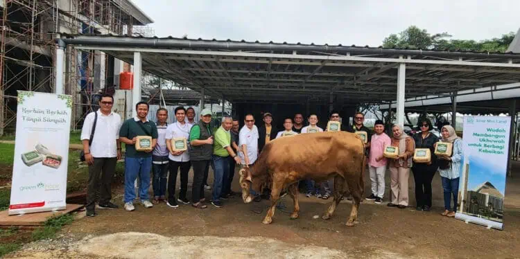 Rayakan Idul Adha 1445 H, Yayasan Muslim Sinar Mas Land  Beri Bantuan Hewan Kurban kepada Masyarakat