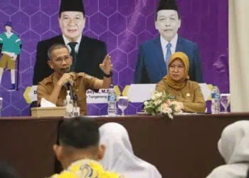 PEMAPARAN: Sekretaris Disnaker Kabupaten Tangerang Norman Daviq saat menyampaikan pemaparan dalam Rakor ULD Ketenagakerjaan oleh Disnaker di Hotel Lemo, Selasa (25/6/2024). (ISTIMEWA)