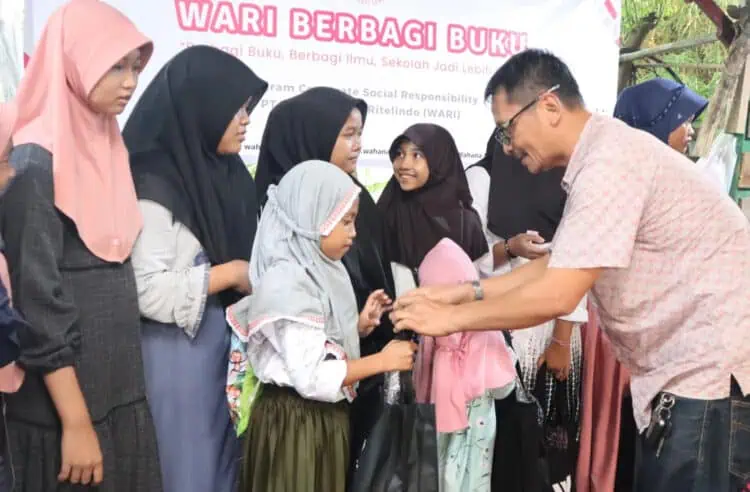 Tumbuhkan Minat Baca, WARI Salurkan 500 Buku ke Pelajar